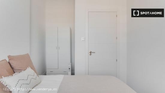 ¡Habitaciones en alquiler en un apartamento de 5 habitaciones en Madrid! - MADRID