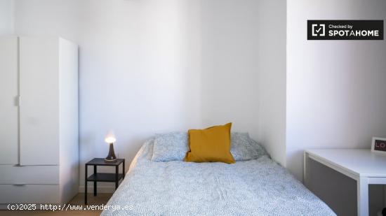 Se alquila habitación en piso de 6 habitaciones en Valencia - VALENCIA