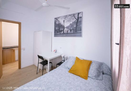  Se alquila habitación en piso de 6 habitaciones en Valencia - VALENCIA 