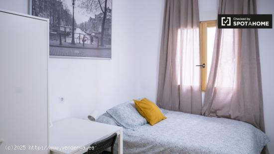 Se alquila habitación en piso de 6 habitaciones en Valencia - VALENCIA