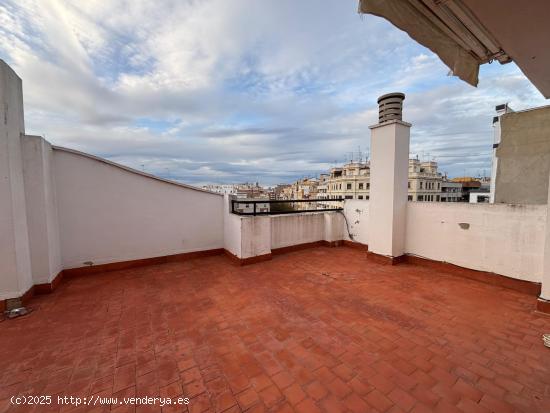 Amueblado Atico con vistas despejadas en el barrio Extramurs - VALENCIA