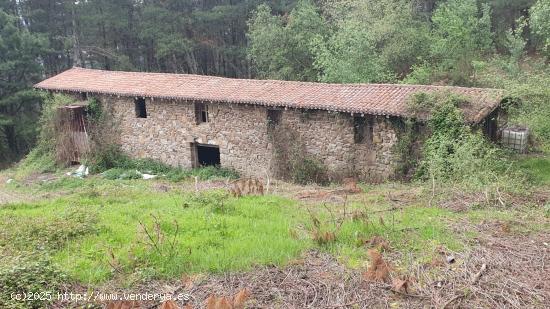  14 Hectáreas de terreno rural con cuadra/pajar de 300 m2. Junto a la carretera - ALAVA 