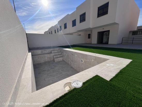 Vivienda de dos plantas con jardín privado y piscina. - ALMERIA