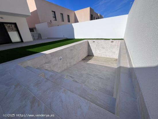 Vivienda de dos plantas con jardín privado y piscina. - ALMERIA