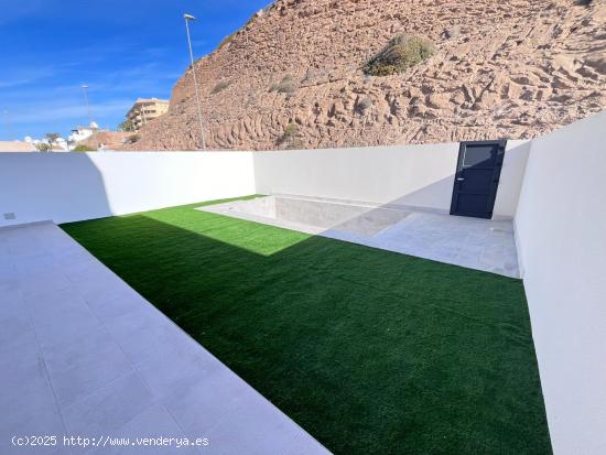 Vivienda de dos plantas con jardín privado y piscina. - ALMERIA