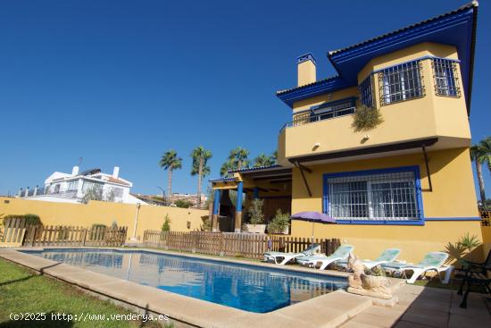 Preciosa Villa en una zona inmejorable del Rincón de la Victoria - Málaga - MALAGA