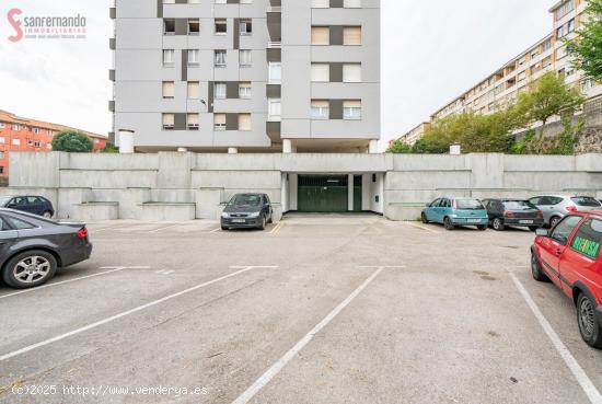 Garaje cerrado en la zona Dávila Centro de Santander - CANTABRIA