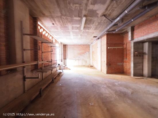 SE VENDE LOCAL COMERCIAL EN TERRASSA, ZONA ROC BLANC - BARCELONA