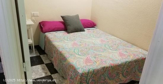 Apartamento de un dormitorio en urbanización con piscina, con agua y luz incluida en el precio. - M