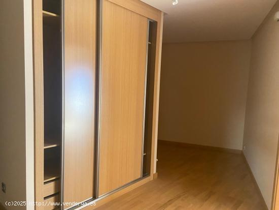 SE VENDE PISO NUEVO EN EL CENTRO, COCINA, SALÓN, 3 HAB., 2 BAÑOS, ASCENSOR, TRASTERO Y GARAJE.. - 