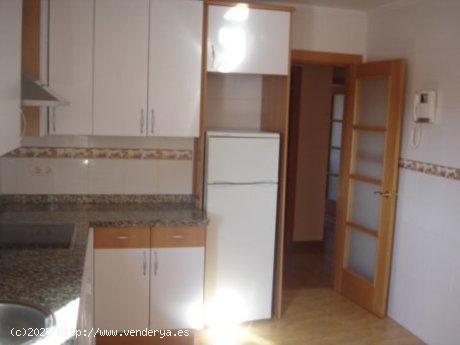 SE VENDE PISO EN EL CENTRO DE VALENCIA DE DON JUAN, SEMINUEVO, 3 HAB., SALÓN, COCINA, 2 BAÑOS. - L