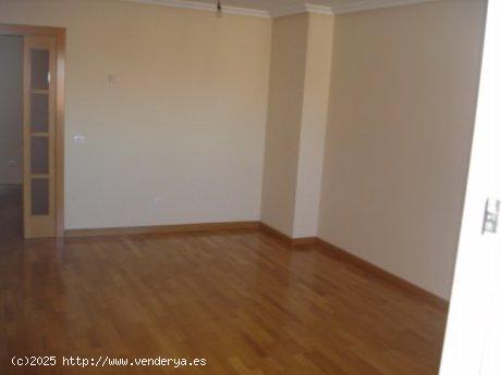 SE VENDE PISO EN EL CENTRO DE VALENCIA DE DON JUAN, SEMINUEVO, 3 HAB., SALÓN, COCINA, 2 BAÑOS. - L