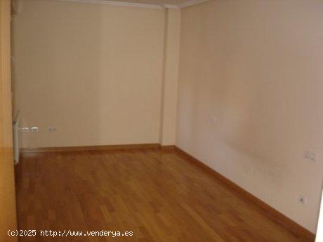 SE VENDE PISO EN EL CENTRO DE VALENCIA DE DON JUAN, SEMINUEVO, 3 HAB., SALÓN, COCINA, 2 BAÑOS. - L