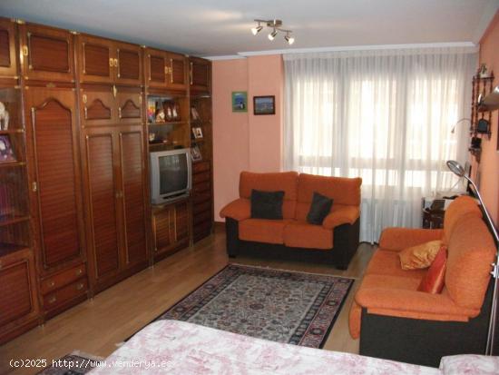 SE VENDE APARTAMENTO SEMINUEVO CON TERRAZA Y PATIO, TRASTERO Y GARAJE. PARA ENTRAR A VIVIR - LEON