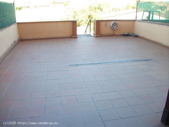 SE VENDE APARTAMENTO SEMINUEVO CON TERRAZA Y PATIO, TRASTERO Y GARAJE. PARA ENTRAR A VIVIR - LEON