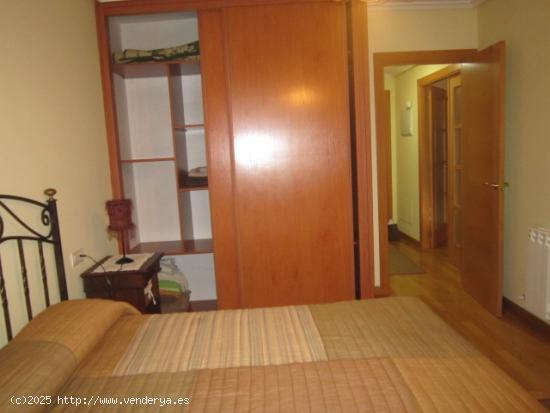 SE VENDE APARTAMENTO AMUEBLADO, SEMINUEVO, COCINA AMERICANA, DORMITORIO, BAÑO, TRASTERO Y GARAJE. -