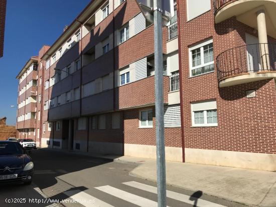 SE VENDE APARTAMENTO AMUEBLADO EN VALENCIA DE DON JUAN, 2 HAB., SALÓN, COCINA, BAÑO, GARAJE. - LEO