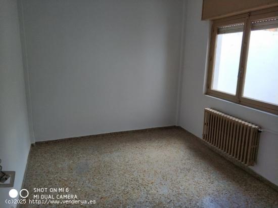 SE VENDE PISO EN EL CENTRO, 3 HAB., SALÓN, COCINA, BAÑO, TRASTERO, 2º SIN ASCENSOR. - LEON