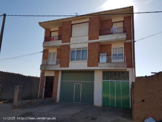 SE VENDE PISO EN VALDERAS, AMUEBLADO, COCINA, SALÓN, 3 HAB, BAÑO, CARBONERA Y GARAJE CERRADO. - LE