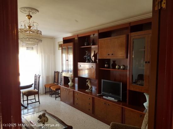 SE VENDE PISO EN VALDERAS, AMUEBLADO, COCINA, SALÓN, 3 HAB, BAÑO, CARBONERA Y GARAJE CERRADO. - LE