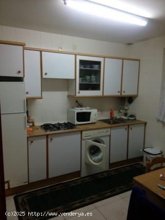 Se vende piso en el centro, amueblado, cocina, salón, 3 hab., baño, cochera, ascensor. - LEON