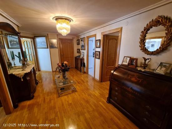 SE VENDE  PISO AMUEBLADO, 132 M2 EN LA BAÑEZA, 3 HAB., 2 BAÑOS, TERRAZA, ASCENSOR., - LEON