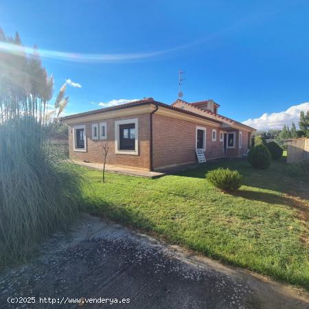 SE VENDE AMPLÍSIMO CHALET INDIVIDUAL EN TORAL DE LOS GUZMANES, DE UNA PLANTA, PARCELA 841 M2. - LEO