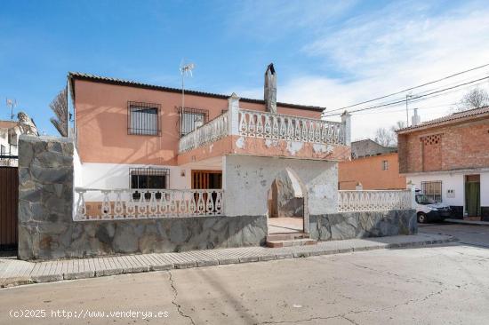 Amplia casa de 2 plantas, con gran patio, situada en Campotejar. - GRANADA