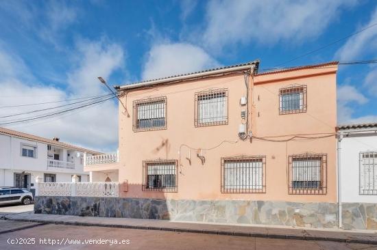 Amplia casa de 2 plantas, con gran patio, situada en Campotejar. - GRANADA