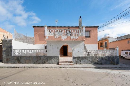 Amplia casa de 2 plantas, con gran patio, situada en Campotejar. - GRANADA