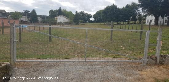 SE VENDE TERRENO  URBANO CERRADO CON LUZ Y AGUA CERCANO AL CORGO - LUGO