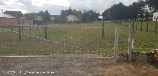 SE VENDE TERRENO  URBANO CERRADO CON LUZ Y AGUA CERCANO AL CORGO - LUGO