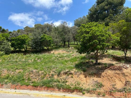 Fantástico terreno urbano de 1.557 m2 listo para hacer la casa de tus sueños. - BARCELONA