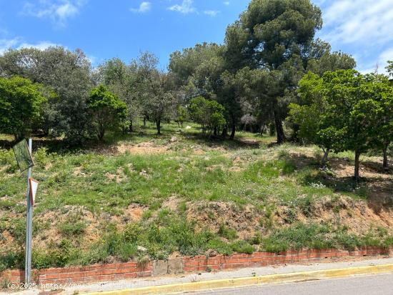 Fantástico terreno urbano de 1.557 m2 listo para hacer la casa de tus sueños. - BARCELONA