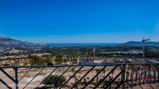 ¡Nueva villa de 3 dormitorios y 2 baños con magníficas vistas al mar en Polop Hills! - ALICANTE