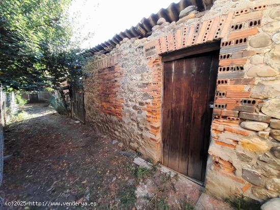 CASA CON PATIO PARA RESTAURAR EN FLORES DEL SIL - LEON