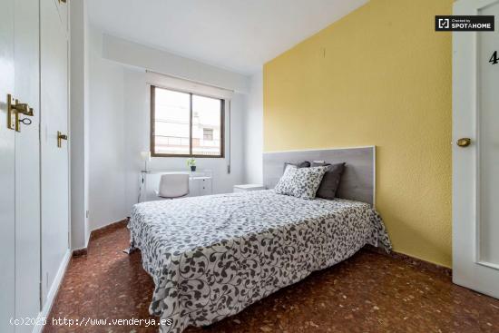  Hermosa habitación con ventana con vista a la calle en un apartamento de 5 dormitorios en La Saïdi 