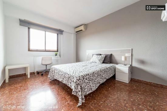  Amplia habitación con A / C en un apartamento de 5 dormitorios en La Saïdia - VALENCIA 