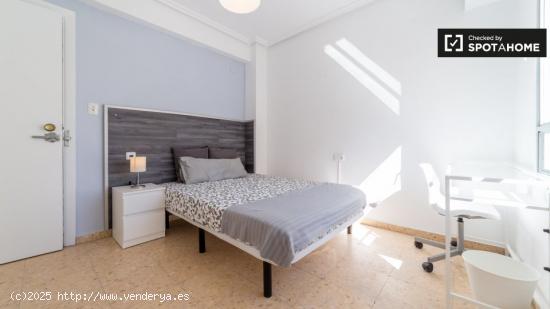 Habitación amueblada con llave independiente en apartamento de 6 dormitorios, Benimaclet - VALENCIA