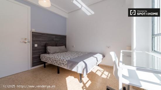 Habitación acogedora con llave independiente en el apartamento de 6 dormitorios, Benimaclet - VALEN