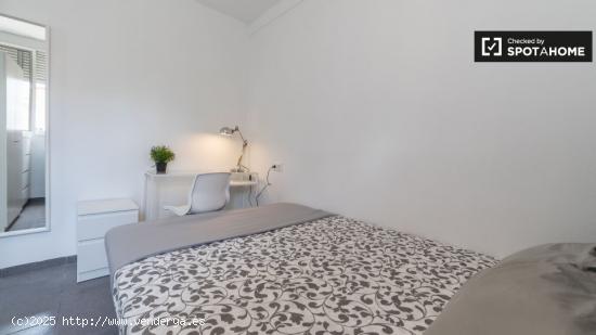 Habitación luminosa en apartamento de 4 dormitorios en Algirós - VALENCIA