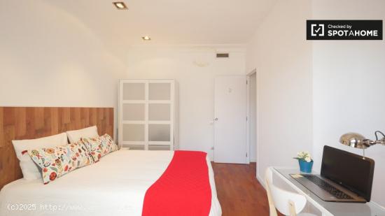 Amplia habitación con cama doble y terraza en alquiler en Putxet. - BARCELONA