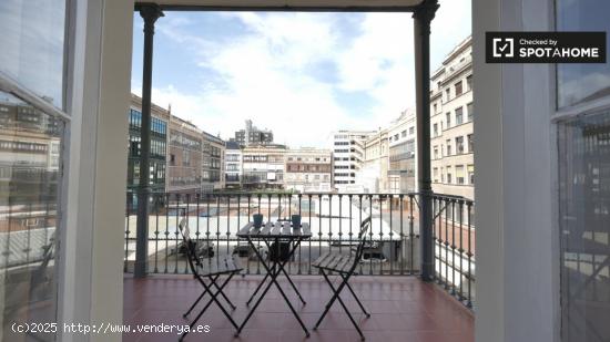 Acogedora habitación en alquiler en el apartamento de 6 dormitorios en L'Esquerra de l'Eixample - B