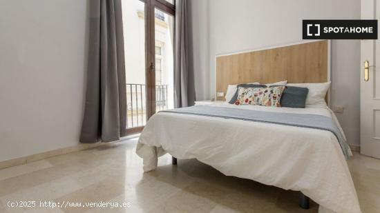 Elegante habitación con balcón en El Carmen - VALENCIA