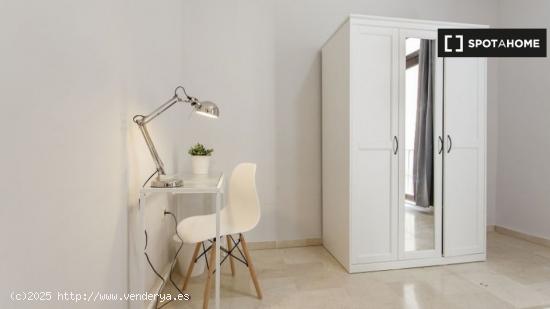 Elegante habitación con balcón en El Carmen - VALENCIA