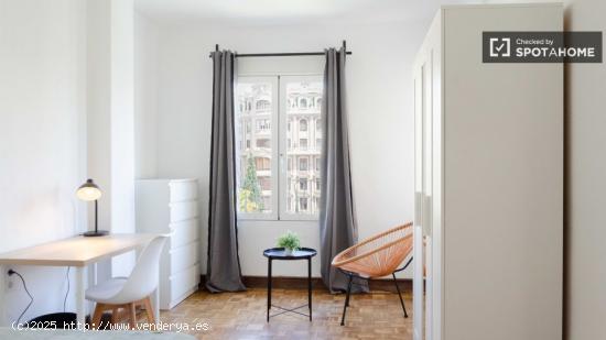 Se alquila habitación en apartamento de 6 dormitorios en L'Eixample. - VALENCIA