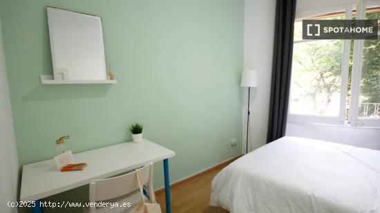 Se alquila habitación en piso compartido en Barcelona - BARCELONA