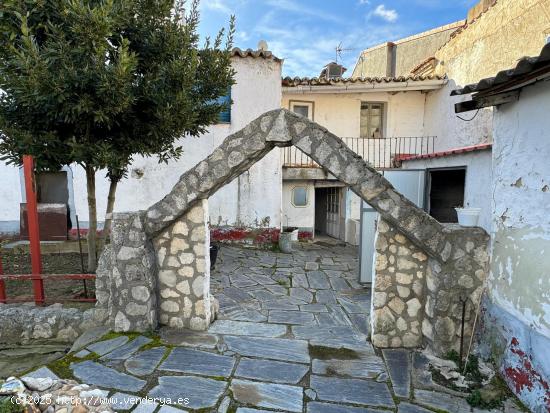  CASA CON PATIO Y BODEGA EN PLENO CENTRO DE TORDESILLAS - VALLADOLID 