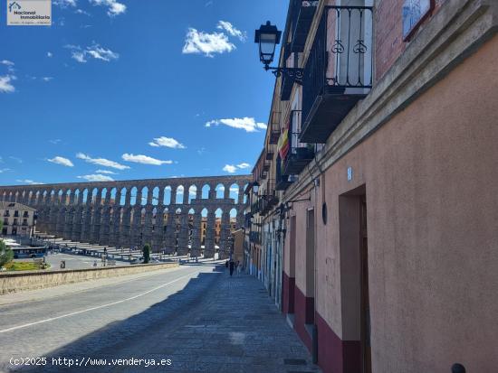  Casa de tres plantas, junto al Acueducto - SEGOVIA 