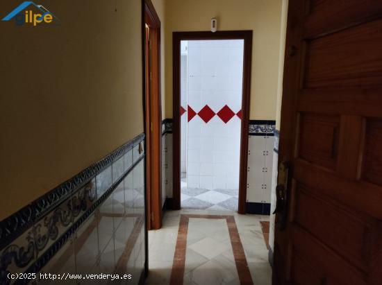 Edificio con tres pisos y local comercial - SEVILLA